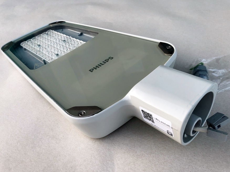 <p>
	Куплю <span style="color:#ff0000;">светодиодные</span> уличные светильники 120 Вт.</p>
