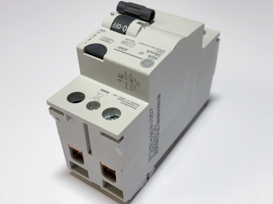 <p>
	Rikkevoolukaitse 1-faasiline 40 A, 30mA(0,03A), KBDA 240/30, General Electric, 693466</p>
