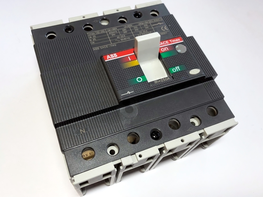 <p>
	Автоматический выключатель 3-фазный + ноль, 250A, ABB, SACE Tmax T3D250, 1SDA051328R1</p>
