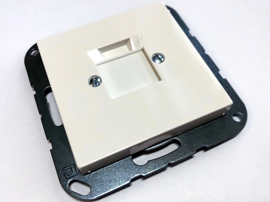 <p>
	Arvuti-telefoni 1-ne katteplaat Jung (sari - AS500/A500), A569-1NWEWW</p>
