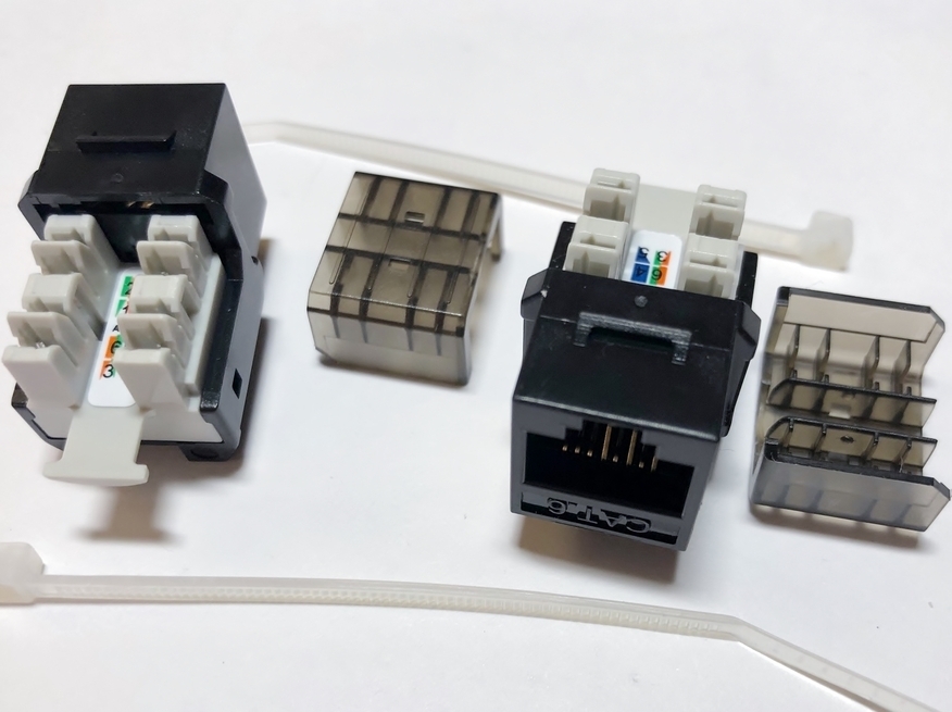 <p>
	Компьютерное гнездо Cat.6, DNS, 400804, Keystone Jack T3</p>
