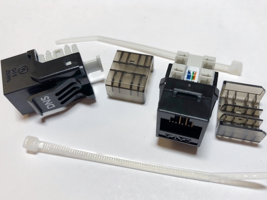 <p>
	Компьютерное гнездо Cat.6, DNS, 400804, Keystone Jack T3</p>
