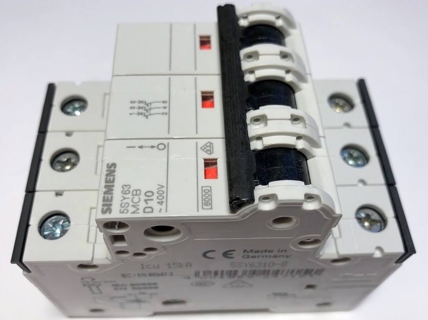 <p>
	Moodulkaitselüliti 3-faasiline D 10A, Siemens, 5SY6310-8</p>
