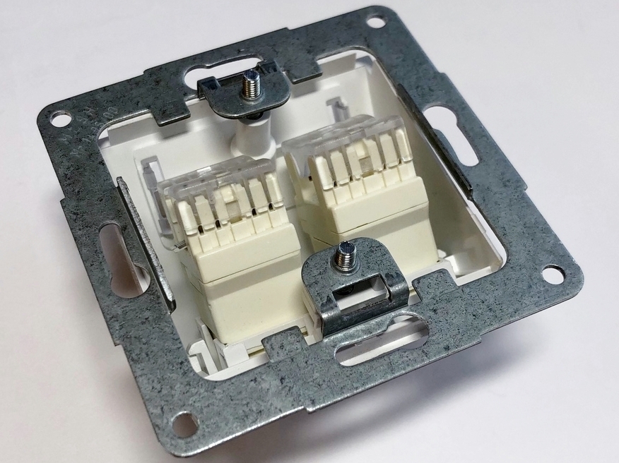 <p>
	Компьютерная розетка скрытой установки 2-ная, Hager Polo (серия - Optima), 12015801</p>
