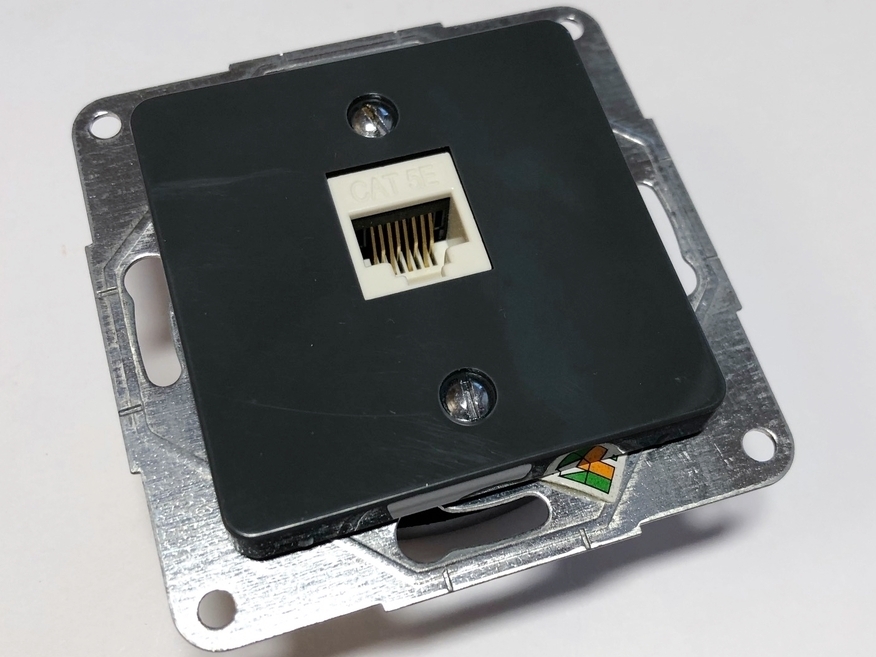 <p>
	Компьютерная розетка скрытой установки Hager Polo (серия - Optima), 12015703</p>
