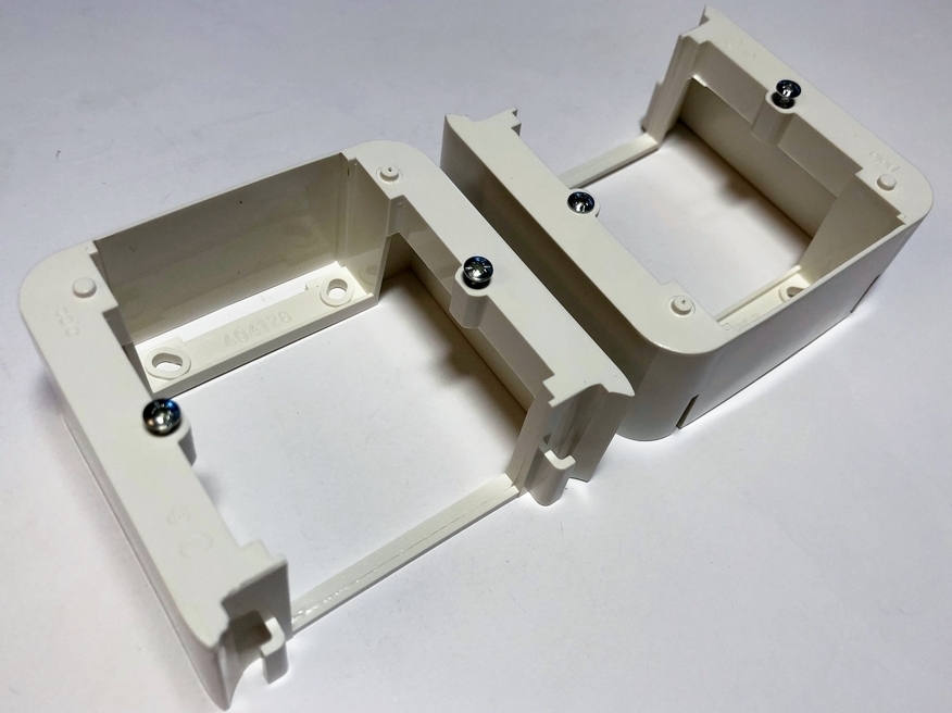 <p>
	Коробка наружного монтажа Hager Polo (серия - Regina), 13012703</p>
