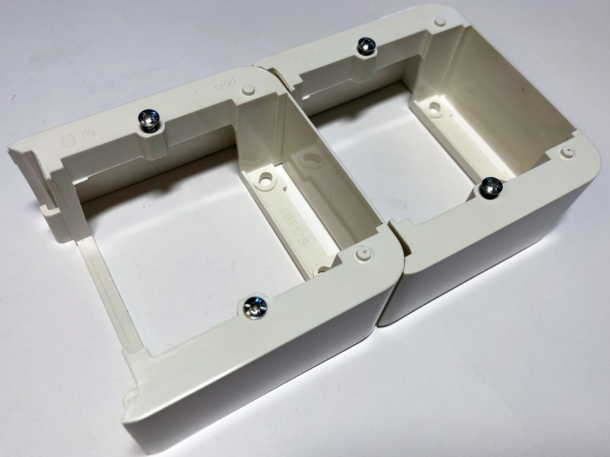 <p>
	Коробка наружного монтажа Hager Polo (серия - Regina), 13012703</p>
