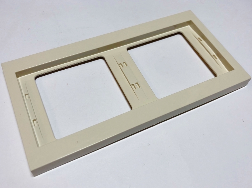 <p>
	2 - kohaline raam Berker (sari - K.1)</p>
