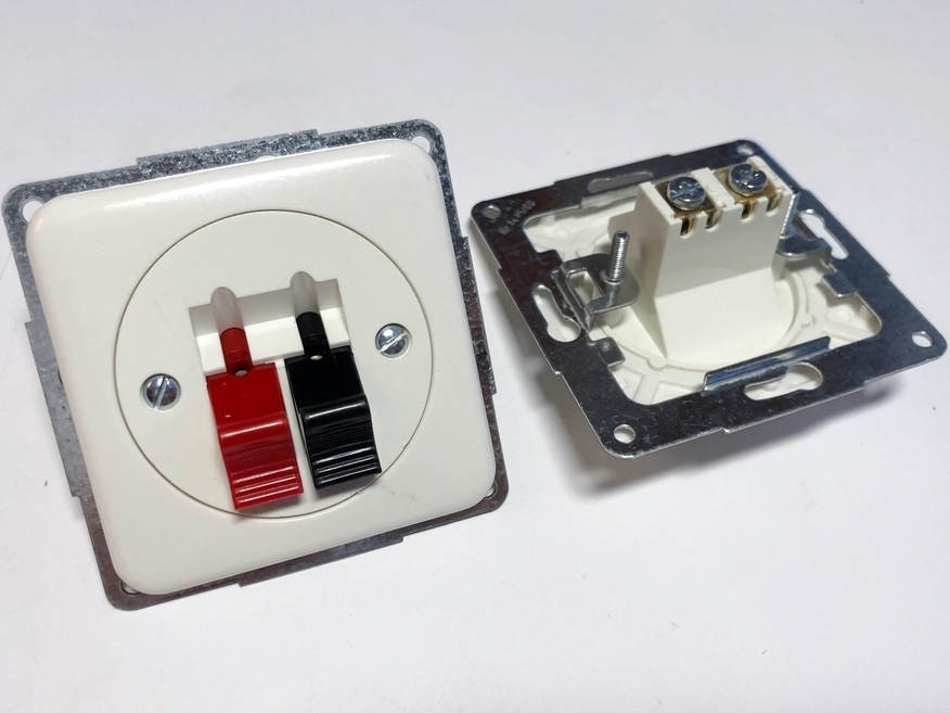 <p>
	Kõlaripesa süvispaigaldusega Polo (sari - Regina), 13052201</p>
