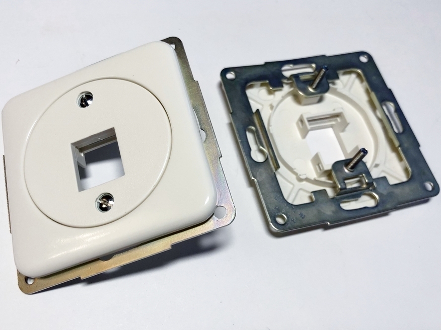 <p>
	Keskplaat Hager Polo (sari - Regina), 13008404 arvuti-telefonipesa kate</p>
