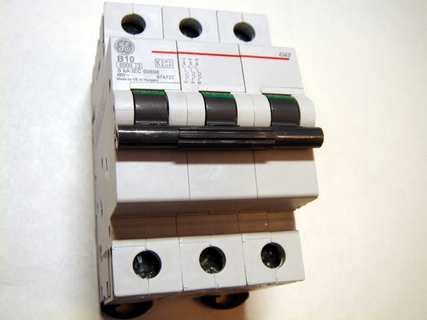 <p>
	Moodulkaitselüliti 3-faasiline, B 10A, General Electric, G63B10, 674727</p>
