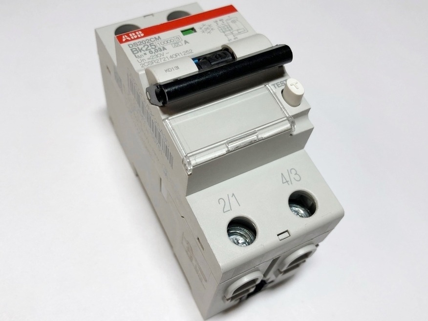 <p>
	Aвтомат тока утечки с автоматическим выключателем 2-фазный Bк 25A, 30мA(0,03A), DS202CMBK25A30, ABB, 2CSR272140R1252</p>
