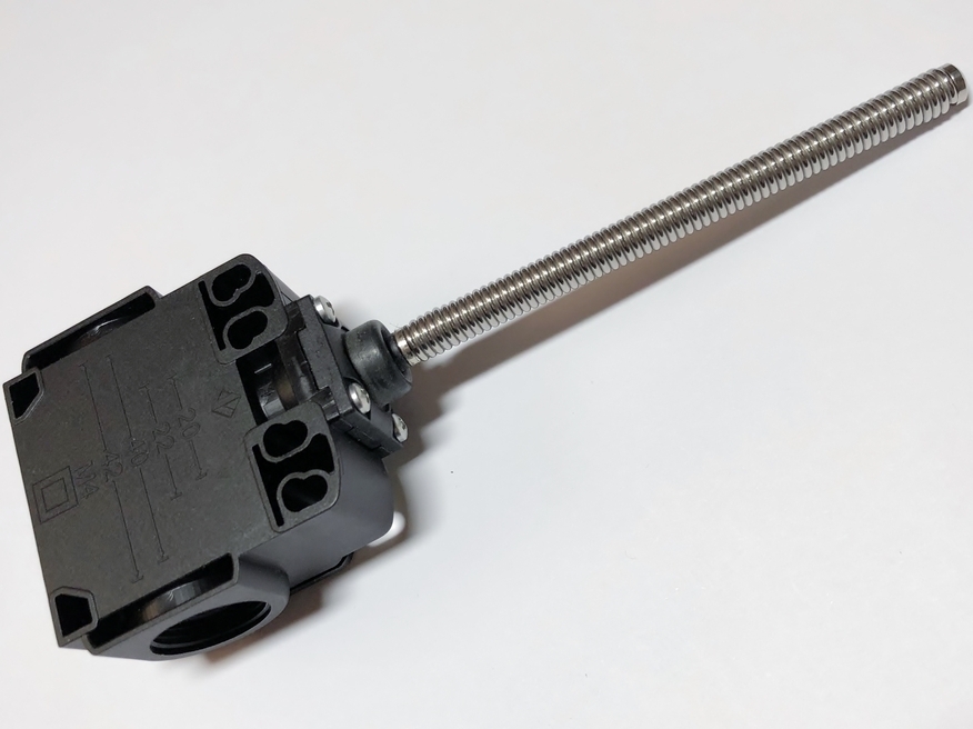 <p>
	Teekonnalüliti vedruvardaga 10 cm, FX 1225, Pizzato</p>
