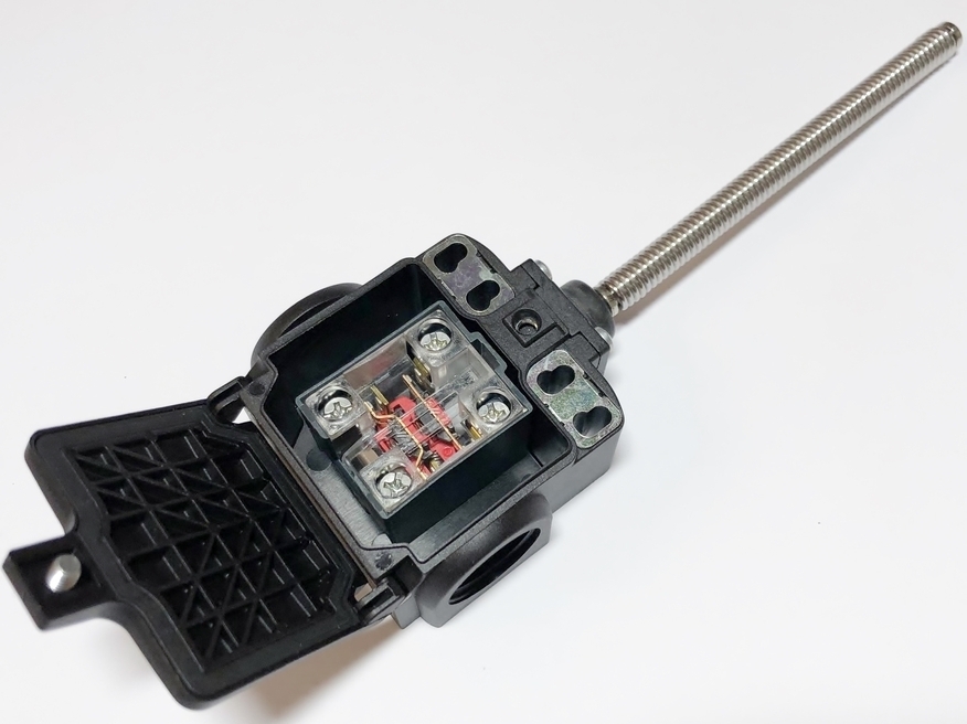 <p>
	Teekonnalüliti vedruvardaga 10 cm, FX 1225, Pizzato</p>
