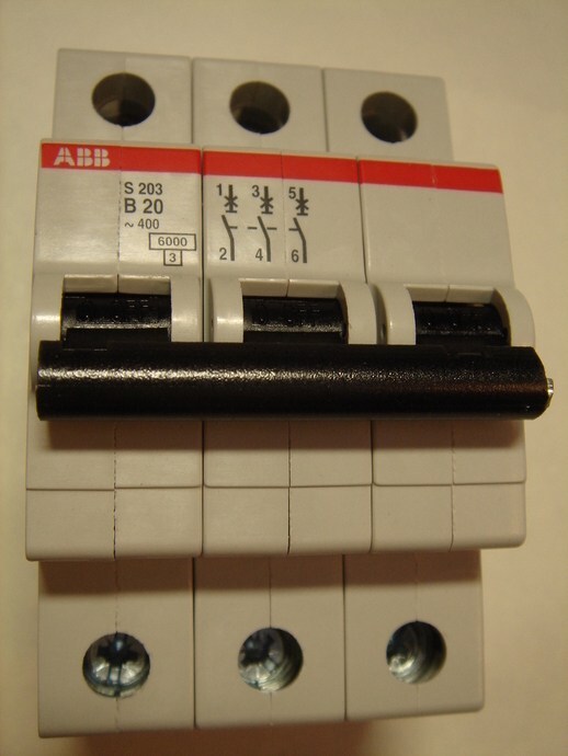 <p>
	Куплю модульные автоматические выключатели 3-фазные, B 20A, ABB, S 203</p>
