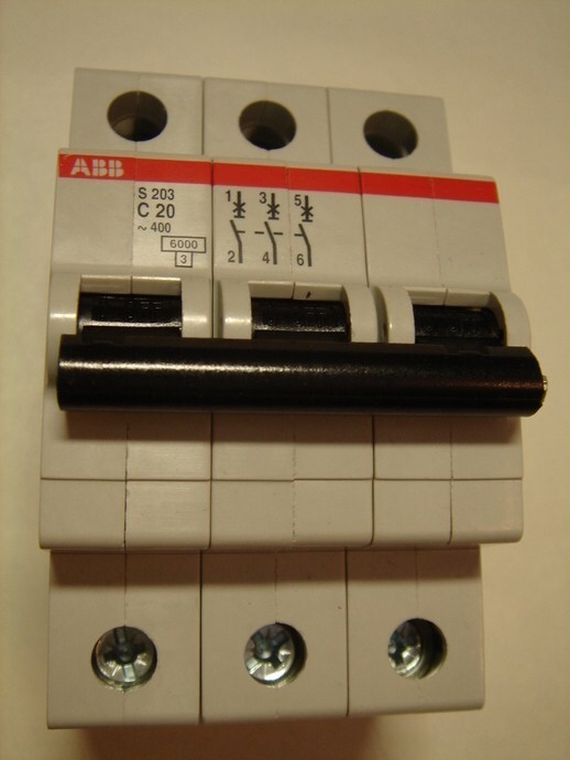 <p>
	Куплю модульные автоматические выключатели 3-фазные, C 20A, ABB, S 203</p>
