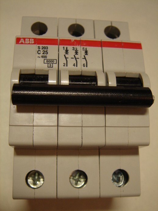 <p>
	Куплю модульные автоматические выключатели 3-фазные, C 25A, ABB, S 203</p>
