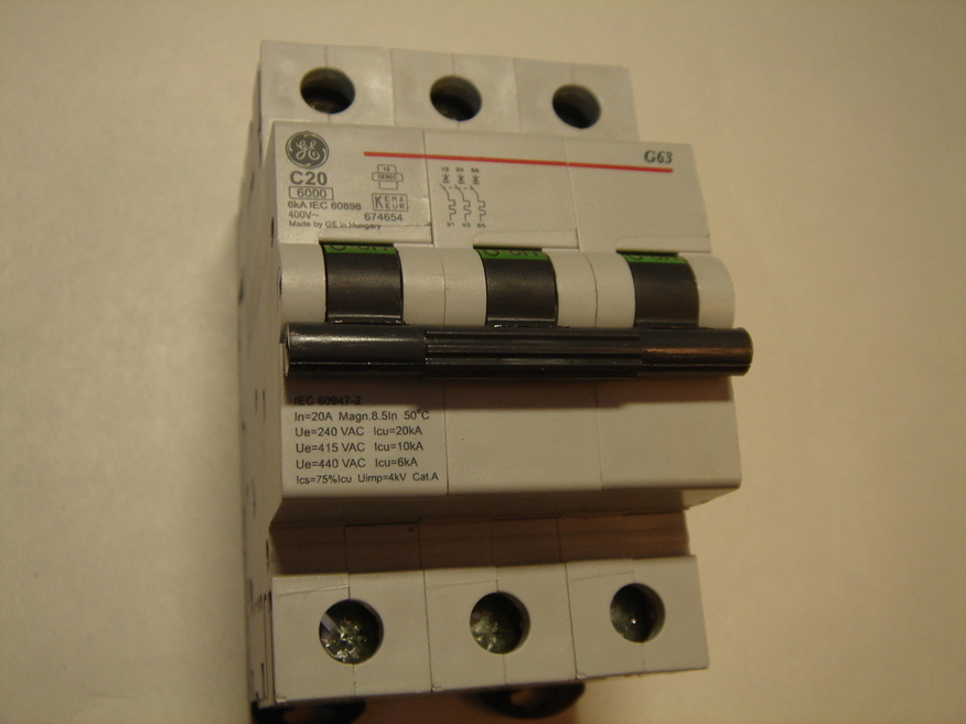 <p>
	Куплю модульные автоматические выключатели 3-фазные, C 20A, General Electric</p>
