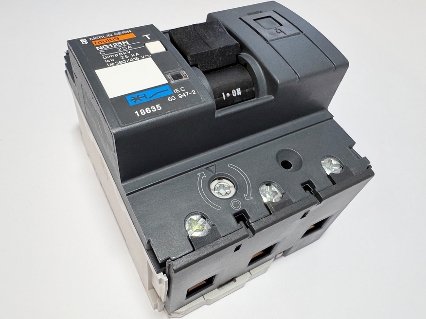 <p>
	Moodulkaitselüliti 3-faasiline C 25A, NG125N, Merlin Gerin, 18635</p>

