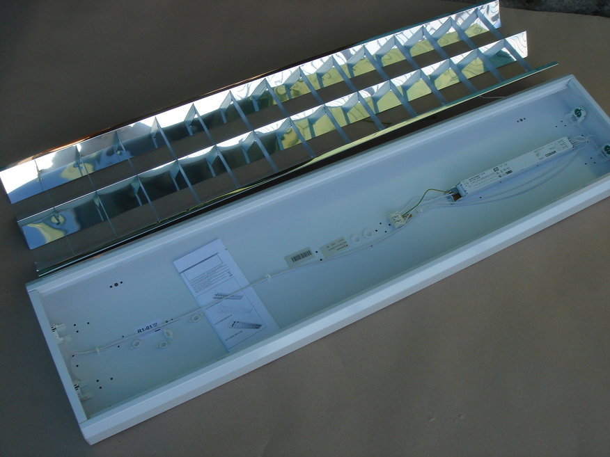 <p>
	Ostan valgusteid 2x36 W</p>
