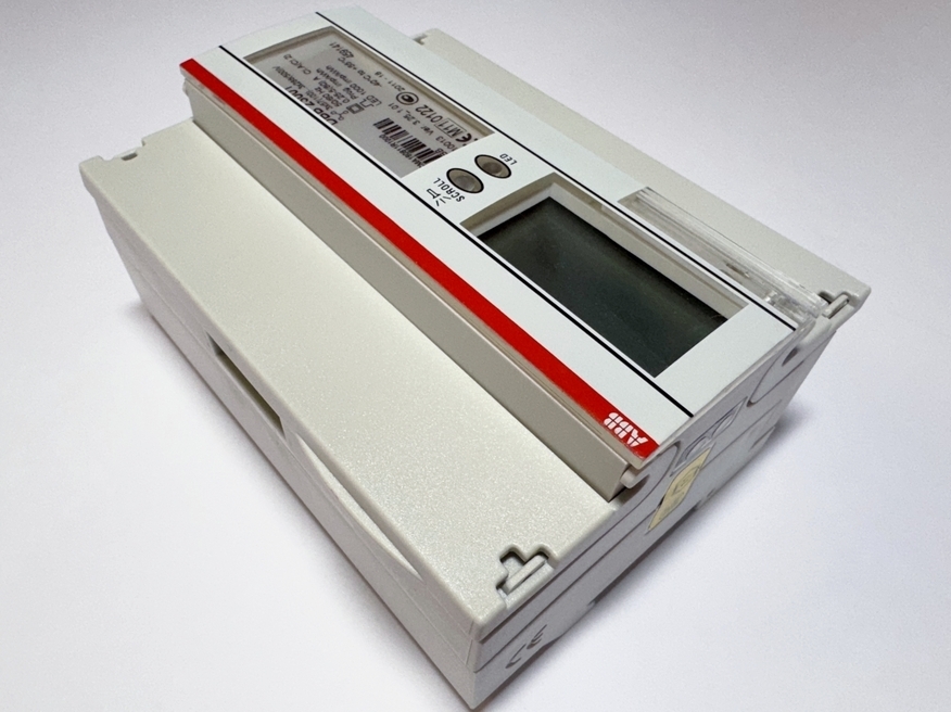 <p>
	Куплю модульные электросчётчики 3-фазные 2-тарифные 5-80A</p>
