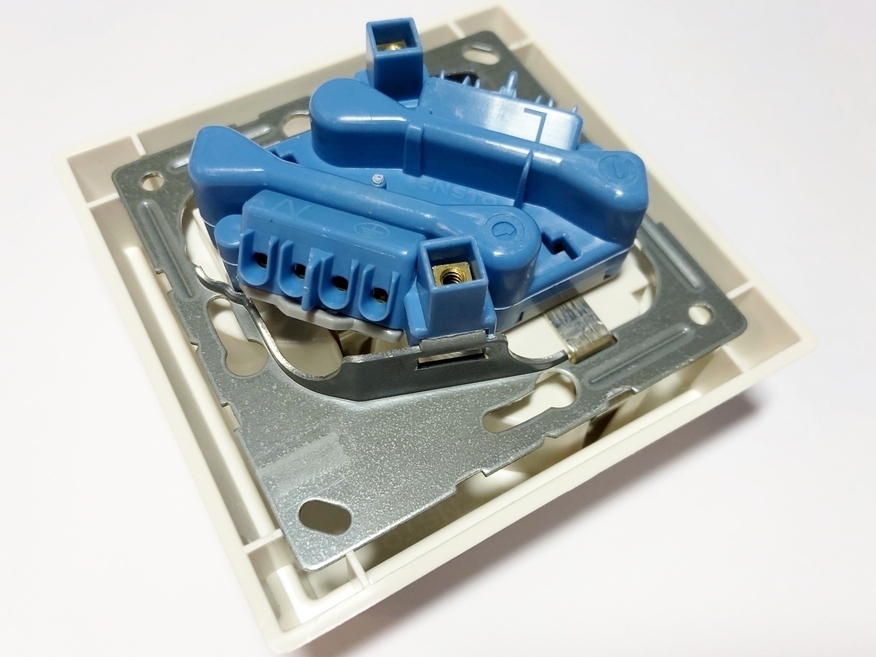 <p>
	Розетка скрытой установки 2-ная, Ensto (серия - Intro), LS1520-2NKIWWKFI, 2513552</p>
