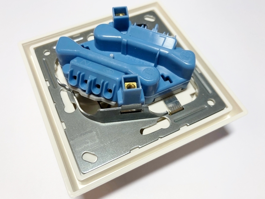 <p>
	Розетка скрытой установки 2-ная, Ensto (серия - Intro), LS1520-2NKIWWFI, 2513582</p>
