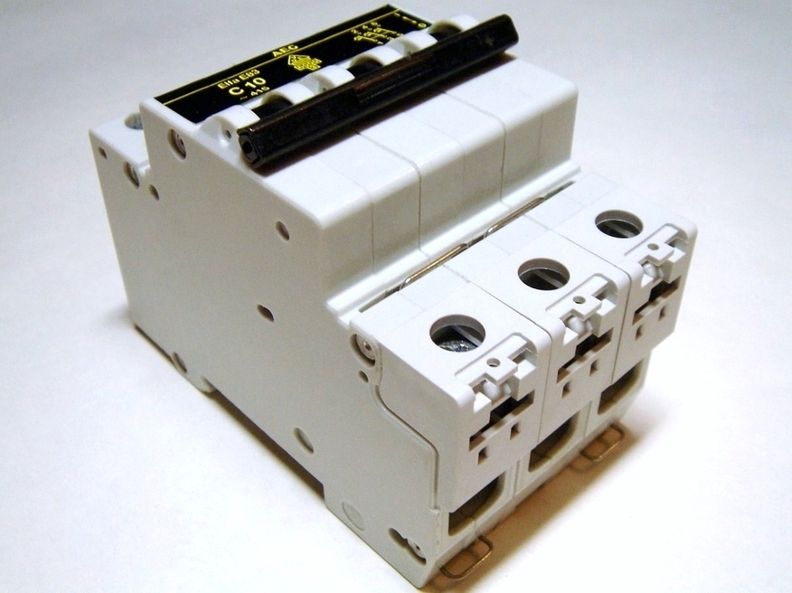 <p>
	Moodulkaitselüliti 3-faasiline, C 10A, AEG, Elfa E83</p>
