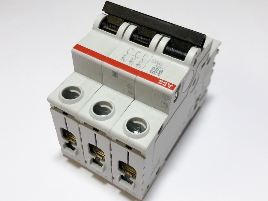 <p>
	Модульный автоматический выключатель 3-фазный B 80A, ABB, S203-B80, 2CDS253001R0805</p>
